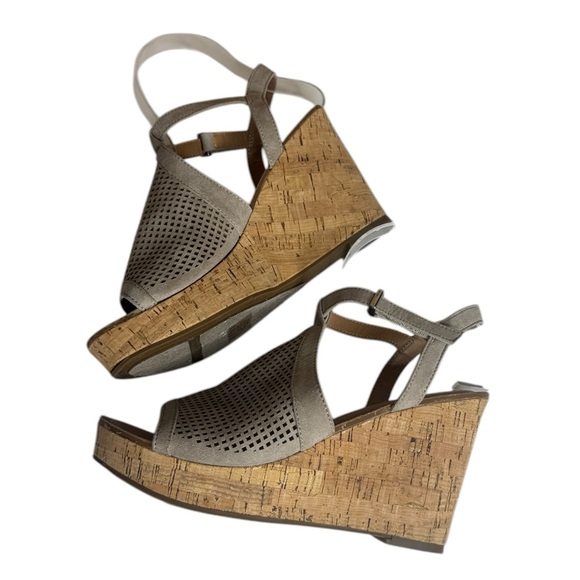 Franco Sarto Women's Canyon Taupe Synthetic Wedge Sandals - Picture 4 of 10